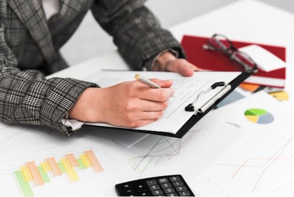 Why a P/E Ratio of 30 Matters: The Hidden Signals Behind High-Value Stocks